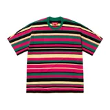 Camiseta Supreme con rayas horizontales en colores rosa, amarillo, verde y negro. Logotipo de Supreme en blanco con efecto intarsia en el frente.