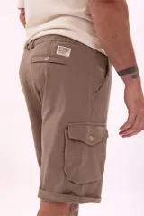 Bermuda cargo color marrón topo, de corte recto y largo hasta la rodilla, con bolsillos laterales con solapa y cordón ajustable en la cintura.