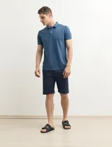 Chomba verde de piqué de algodón con cuello clásico y tapeta de dos botones. Logo bordado en el pecho.