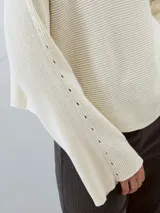 Sweater ajustado de punto color burdeos, con cuello redondo y mangas largas.