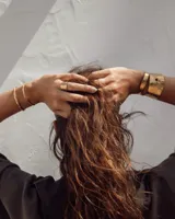 Brazalete ancho de bronce macizo con textura irregular.