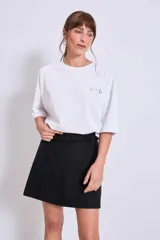 Remera blanca de algodón con cuello redondo y mangas cortas.