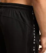 Bermuda deportiva negra con tecnología Dry, cintura elástica con cordón interno, bolsillos laterales y estampado de letras en el lateral.