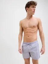 Short de baño lila con cintura elástica ajustable con cordón. Estampado lateral con el logo de la marca y texto en blanco.