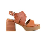 Sandalias de cuero color marrón con textura de piel de cocodrilo, taco ancho y plataforma.