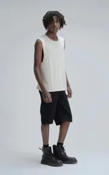 Sudadera sin mangas color beige, de tejido de punto calado, con cuello redondo y corte holgado.