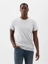 Pack de tres camisetas Gap de algodón, con cuello redondo y manga corta. Incluye una camiseta negra, una blanca y una gris.