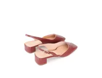 Zapato slingback de cuero color borgoña, con punta cuadrada, escote en V y pulsera trasera con elástico. Taco bajo cuadrado forrado en cuero.