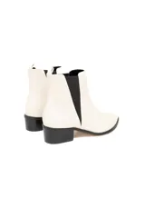 Botas Chelsea de cuero liso color blanco, con elásticos laterales negros, taco bajo cuadrado y tirador trasero.