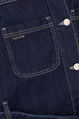 Chaleco negro de jean con cuello camisero, sin mangas, con cierre frontal abotonado y bolsillos delanteros.
