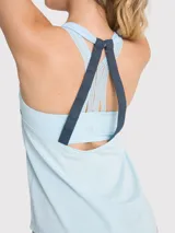 Musculosa deportiva negra de calce regular, cuello redondo y sisas amplias.