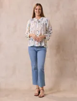 Blusa de gasa estampada con flores, marca Zac & Rachel. Tiene cuello a la base, abertura central con botones y mangas 3/4 abullonadas.