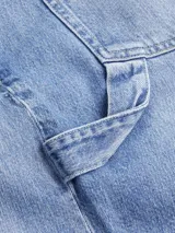 Pantalón de jean celeste de corte recto, con bolsillos delanteros y traseros, trabillas para cinturón y etiqueta de la marca en la parte trasera.