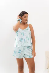 Pijama de seda estampada, compuesto por musculosa con escote en V y espalda recta, y short con elástico en la cintura. Puede incluir detalle de puntilla en el escote.