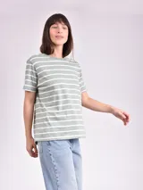 Remera blanca de algodón con cuello redondo y mangas cortas.