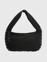 Cartera tipo hobo de cuero sintético color negro, con asa corta acolchada y tachas metálicas plateadas en el borde. Incluye llavero colgante con el logo de la marca.