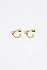 Pendientes de aro metálicos con textura y detalle de cristal, con cierre a presión y logo grabado.