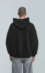 Hoodie negro oversize de rústico 100% algodón con capucha forrada y bolsillo tipo bomber con cierre en la manga.