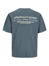 Remera azul de manga corta con cuello redondo y estampado en la espalda con la frase "ORIGINALS STUDIO Copenhagen EST.1990 Workshop CRAFTED AESTHETICS DAILY BASIC GARMENTS".