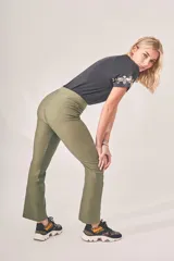 Pantalón de corte recto color verde militar.