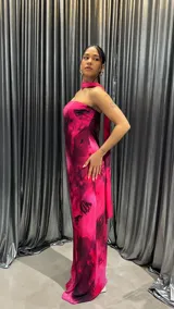 Vestido largo strapless con estampado abstracto en tonos fucsia y negro.