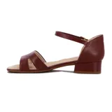 Sandalias Comfortflex de cuero sintético color marrón, con taco bajo cuadrado, tira ancha sobre los dedos, pulsera con hebilla al tobillo y plantilla acolchada.