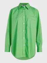 Camisa verde de popelín de algodón orgánico, corte oversize con hombros caídos, cuello inglés, bolsillo de parche en el pecho y logo bordado en la manga.
