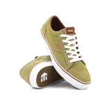 Championes Etnies Kayson negros de lona con logo blanco en el lateral, cordones blancos y suela blanca con línea negra.