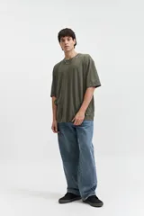 Remera blanca de manga corta con corte oversize y cuello redondo.