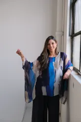 Blusa de gasa con estampado abstracto en tonos azul, blanco y negro, de corte holgado y mangas 3/4.