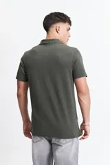 Chomba gris con textura tipo waffle, corte regular y logo bordado en el pecho.