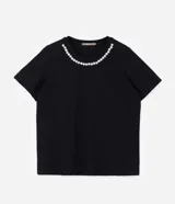 Blusa negra de algodón con cuello redondo y mangas cortas. Presenta aplicación de perlas artificiales y strass en el cuello.