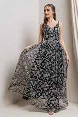 Vestido largo de fiesta negro con breteles finos y escote en V. Tiene un estampado floral plateado y falda amplia de tul.