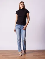 Remera amarilla de algodón con cuello alto y mangas cortas.