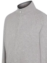 Sweater celeste de punto con cuello alto y cierre frontal completo.