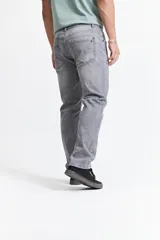 Pantalón de jean azul oscuro, corte recto, tiro medio, con bolsillos delanteros y traseros, y presillas para cinturón.