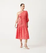 Vestido midi color salmón con bordado calado, de un hombro, manga larga abullonada y lazo en la cintura.
