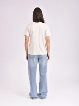 Remera celeste de algodón con estampado de flor y texto "Real View".