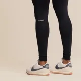 Calza larga color beige, de tiro alto y calce ajustado.