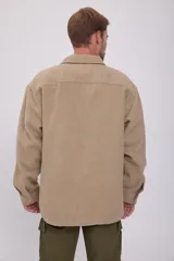 Sobrecamisa color beige de manga larga con cierre de botones, cuello camisero y bolsillos de parche en el pecho.