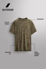 Camiseta térmica de manga corta y cuello redondo, color verde oliva, con tejido texturizado y sin costuras visibles.