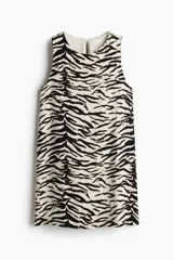 Vestido corto sin mangas con estampado de cebra en blanco y negro, escote redondo y corte evasé.