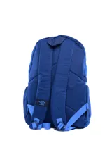 Mochila Umbro color celeste con detalles en gris. Presenta el logo de la marca en el frente y un bolsillo frontal con red. Tiene correas ajustables y cierre con cremallera.