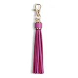 Llavero con flecos de cuero sintético color fucsia, con gancho mosquetón y detalles metálicos dorados.