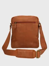 Bandolera de cuero color marrón con correa ajustable y logo de la marca grabado en el frente.