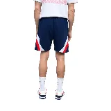 Bermuda deportiva azul marino del Club Nacional de Football, con cintura elástica ajustable con cordón, bolsillos laterales y logo de Umbro bordado. Presenta detalles en blanco y rojo en los laterales y el escudo del club bordado en el frente.