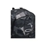 Mochila Under Armour negra con logo blanco, tecnología UA Storm resistente al agua, panel trasero acolchado, correas ergonómicas ajustables, funda para laptop de hasta 15 pulgadas, cordón frontal elástico y dos bolsillos laterales para botellas.