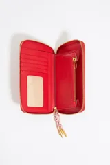 Billetera roja con exterior de piel y estructura rígida. Incluye cierre con cremallera, tirador de cordón, bolsillo interior con cierre de cremallera y logo grabado.