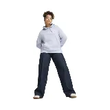 Buzo con capucha Puma Essentials Logo, color lila con logo blanco estampado en el pecho y bolsillo tipo canguro.