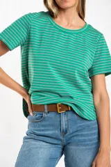 Remera de algodón con elastano, corte al cuerpo y mangas cortas. Diseño a rayas horizontales verdes y rosadas.